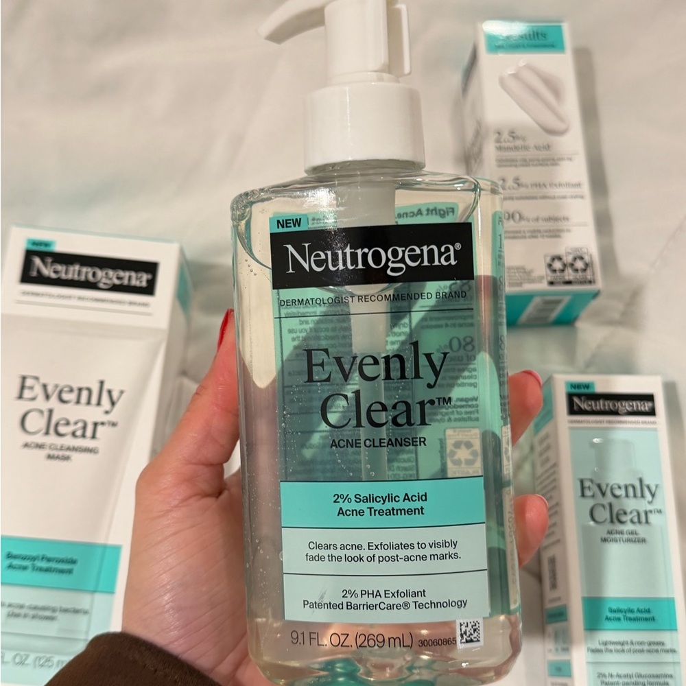Neutrogena Evenly Clear Acne